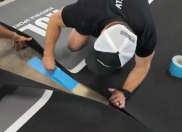 コートマットの継ぎ目を施工する様子